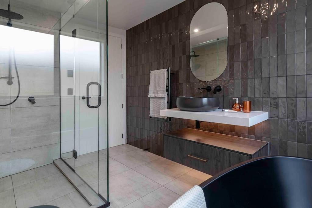 Luxury Escape In Cbd - Walking Distance To Town Villa Тауранга Екстериор снимка