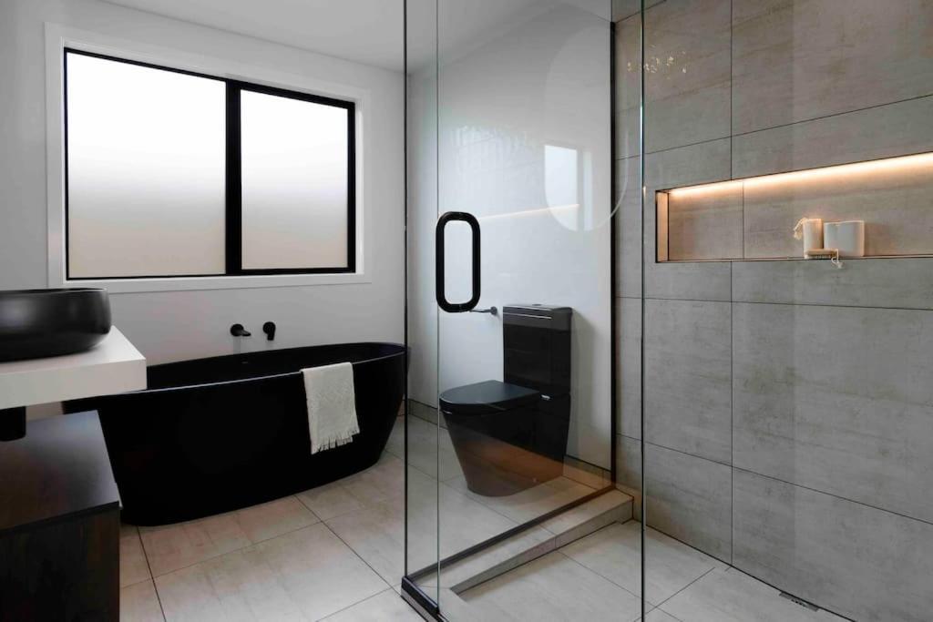 Luxury Escape In Cbd - Walking Distance To Town Villa Тауранга Екстериор снимка