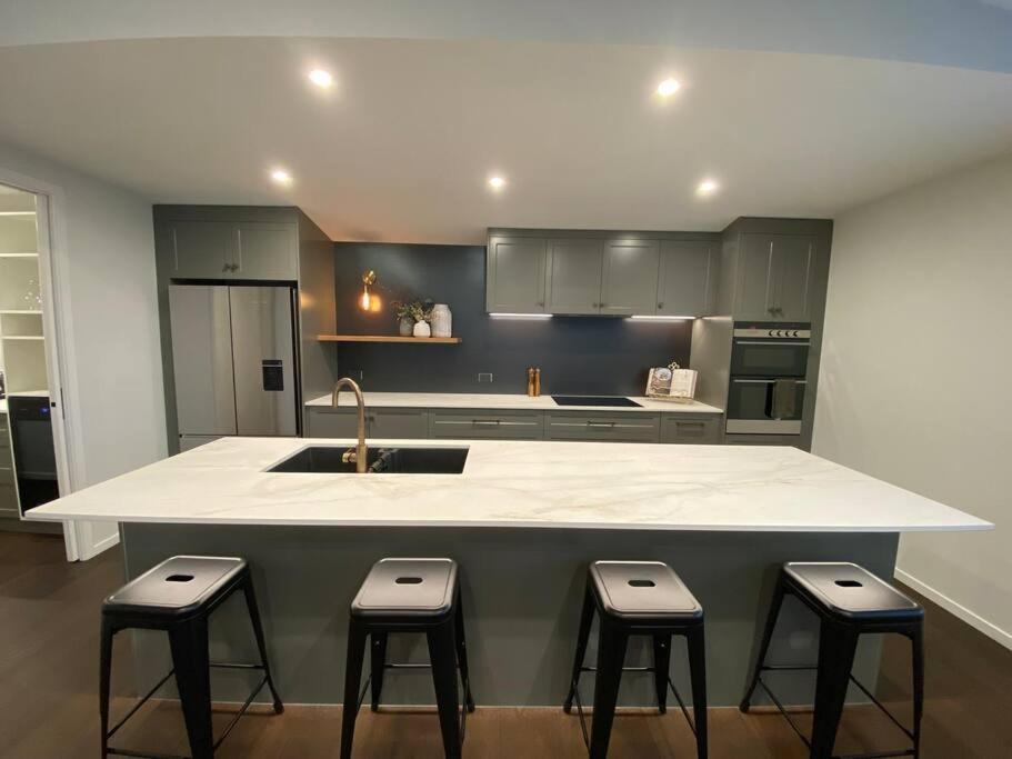 Luxury Escape In Cbd - Walking Distance To Town Villa Тауранга Екстериор снимка